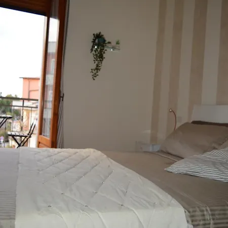 White Le Castella Guest house *